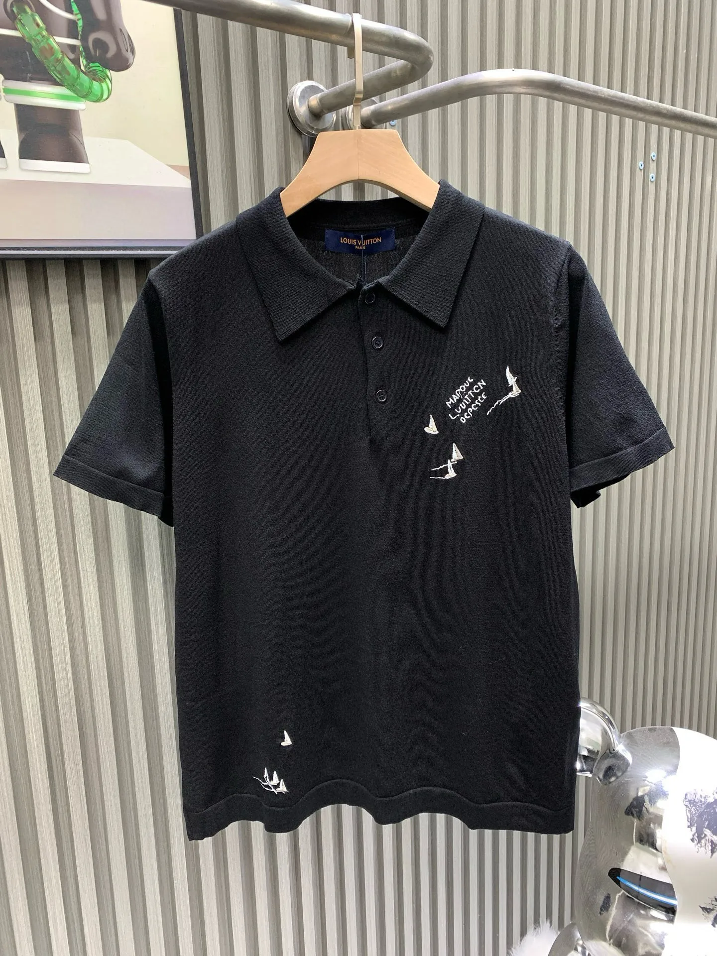 🅿️280 🀄️ Louis Vuitton Louis Vuitton 25SS new sailing ship logo embroidered short-sleeved T-shirt Smooth sailing spring and summer new short-sleeved design ceiling. It is said that big brands like to play with logos, but they really play with logos. There are also very few luxury designers who make designs. The new model pays tribute to the bustling ports of the transatlantic voyage. The sailboat is used as embroidery to form the whole effect. Injecting seasonal elements into the classic straight tailoring Create a casual daily choice. It is extremely skin-friendly and comfortable. It feels very delicate to the touch. The texture is very good. It is very heavy-duty. The shape is invincible and slimming. It is very fashionable to match it casually. The upper body effect is amazing. Give it to me.